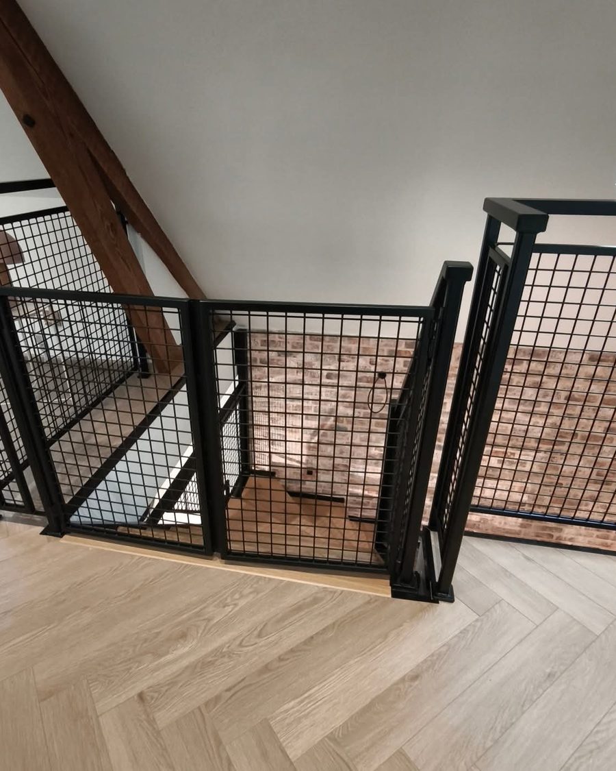Garde-corps de trémie en panneaux de maille d’acier noir, parquet point de Hongrie